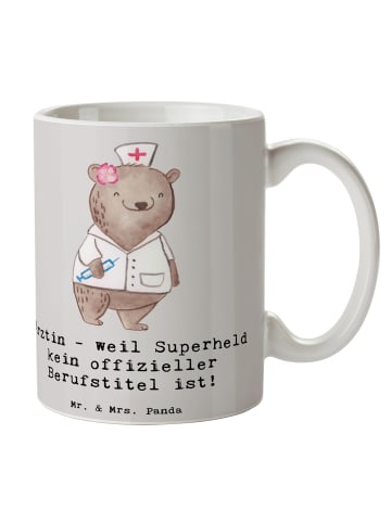 Mr. & Mrs. Panda Kaffeetasse Ärztin Superheld mit Spruch in Grau Pastell