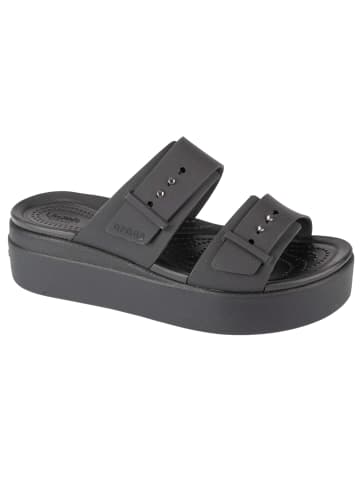 Crocs Brooklyn Low Wedge Sandal in Schwarz