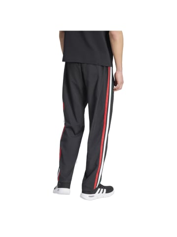 Trainingshose im 3 Streifen Design in Kurzgröße in schwarz