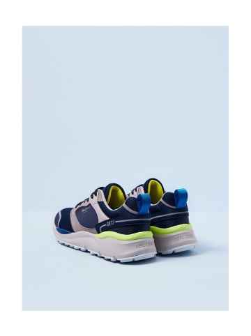Sneaker Trail in Marine
