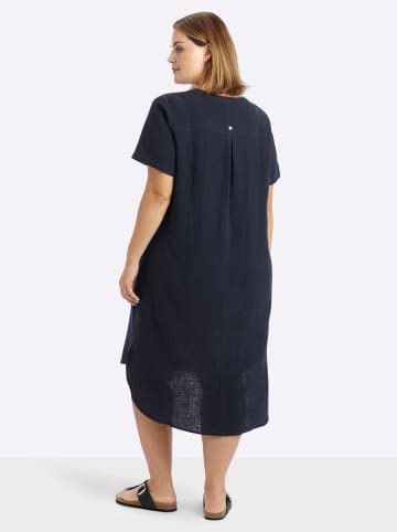 Kleid in tiefblau