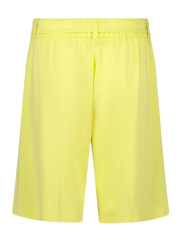 Shorts mit Bundfalten in Gelb