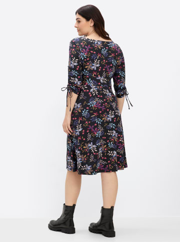 Jersey-Kleid in tiefblau-kirsche-gemustert