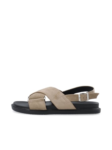Riemensandalen in Sand