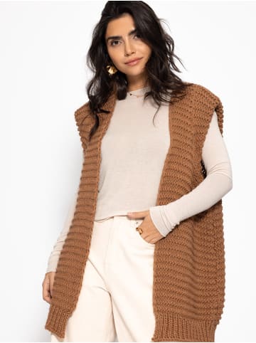 Lange ärmellose Strickweste mit strukturierten Schultern in Camel