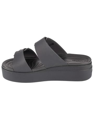 Crocs Brooklyn Low Wedge Sandal in Schwarz