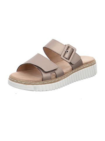 Klassische Pantoletten in Beige