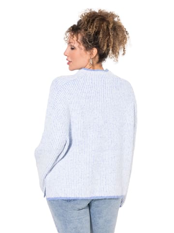 Pullover in himmelblau