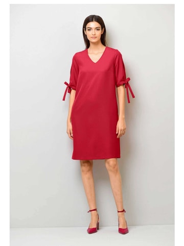 Elegantes Freizeitkleid mit Schlitz in rot