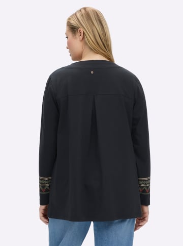 Shirt in schwarz-beige-bedruckt