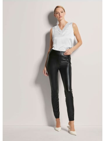 Glanzvolle Stretch-Leggings in Leder-Optik in schwarz