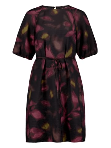 Casual-Kleid mit Bindegürtel in Black/Dark Red
