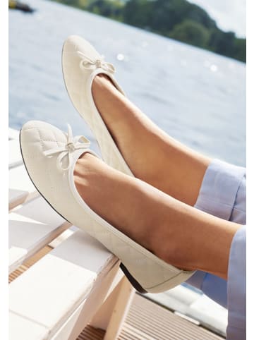 Ballerina in beige