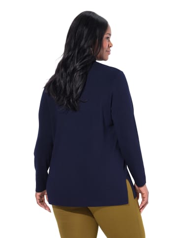 Pullover in dunkles marine