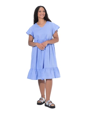 Kleid in quellenblau