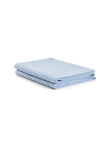 Strickschal aus besonders weichem Material in Hellblau