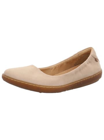 Ballerina in beige