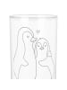 Mr. & Mrs. Panda Longdrinkglas Pinguin umarmen mit Spruch in Transparent