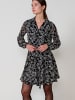 KOROSHI Kurzes Mini-Hemdkleid mit langen Ärmeln in SCHWARZ