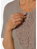 GOLDNER Rundhalsshirt mit Häkelspitze in mocca