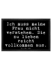 Mr. & Mrs. Panda Fußmatte Ich muss meine Frau... mit Spruch in Schwarz
