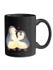 Mr. & Mrs. Panda Kaffeetasse Pinguin umarmen ohne Spruch in Schwarz