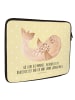Mr. & Mrs. Panda Laptop Tasche Robbe Liegen mit Spruch in Gelb Pastell