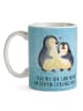 Mr. & Mrs. Panda Kaffeebecher Pinguin umarmen mit Spruch in Eisblau