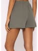 SASSYCLASSY Musselin Shorts mit Leo-Print in Khaki