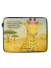 Mr. & Mrs. Panda Laptop Hülle Giraffe Blumenkranz Design mit Spruch in Weiß