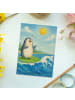Mr. & Mrs. Panda Postkarte Pinguin Surfer Design ohne Spruch in Weiß