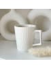 Intirilife Kaffee Tee Tasse 400 ml mit gerilltem Muster Becher mit Henkel in Weiß
