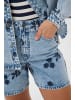 Kaffe Jeansshorts KAbabena Loose fit in Blue Denim W/ Navy Flower Emb.