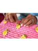 Rice Quadratischer Raffia Korb mit Zitronen-Stickerei in pink