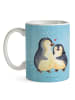 Mr. & Mrs. Panda Kaffeebecher Pinguin umarmen ohne Spruch in Eisblau