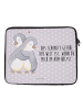 Mr. & Mrs. Panda Laptop Hülle Pinguine Kuscheln mit Spruch in Grau Pastell