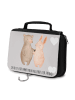 Mr. & Mrs. Panda Kulturtasche Bär und Hase Umarmen mit Spruch in Grau Pastell