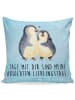 Mr. & Mrs. Panda Sofakissen Pinguin umarmen mit Spruch in Eisblau