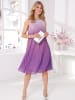 Sieh an! Plisseekleid in flieder-lila