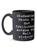 Mr. & Mrs. Panda Geschenktasse Spruch Studentin Traumwelt mit Sp... in Schwarz