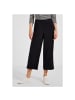Cecil Capri in Black