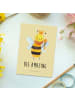 Mr. & Mrs. Panda Postkarte Biene König mit Spruch in Gelb Pastell