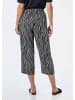 GOLDNER Kurzgröße:  Sommerliche Druckhose in schwarz / cremeweiß / gemustert