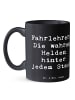 Mr. & Mrs. Panda Kaffeebecher Spruch Fahrlehrer Helden mit Spruch in Schwarz