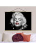 WALLART Stoffbild mit Posterleisten - Marilyn mit roten Lippen in Schwarz-Weiß