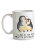 Mr. & Mrs. Panda Keramiktasse Pinguin umarmen mit Spruch in Weiß