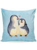 Mr. & Mrs. Panda Kissen Pinguin umarmen ohne Spruch in Eisblau