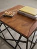KADIMA DESIGN Industrial-Stil Couchtisch, Sheesham Holz, 60x60 cm, Metallgestell