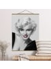 WALLART Stoffbild mit Posterleisten - Marilyn auf Sofa in Grau