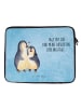 Mr. & Mrs. Panda Laptop Hülle Pinguin umarmen mit Spruch in Eisblau